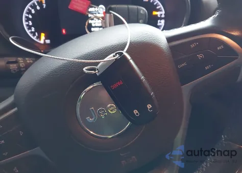 2020 Jeep Grand Cherokee Laredo 4X4 z USA, uszkodzony, nr VIN 1C4RJFAGXLC447957